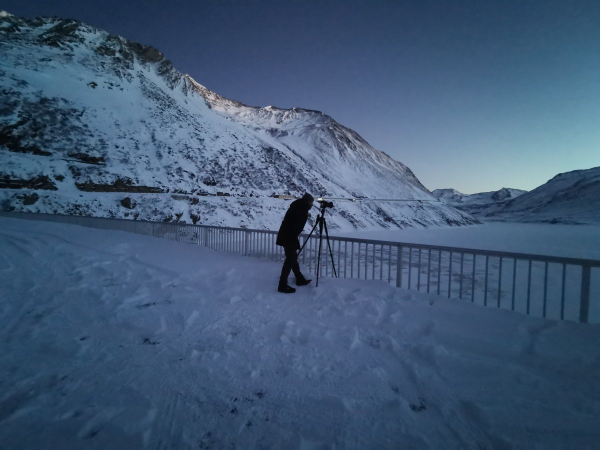 matteofieni's tweet photo. Waiting for the right moment
With @CameraF1 @daniellelopezce

#photooftheday
#barcodescenario
#Switzerland https://t.co/uCeQI1mreF