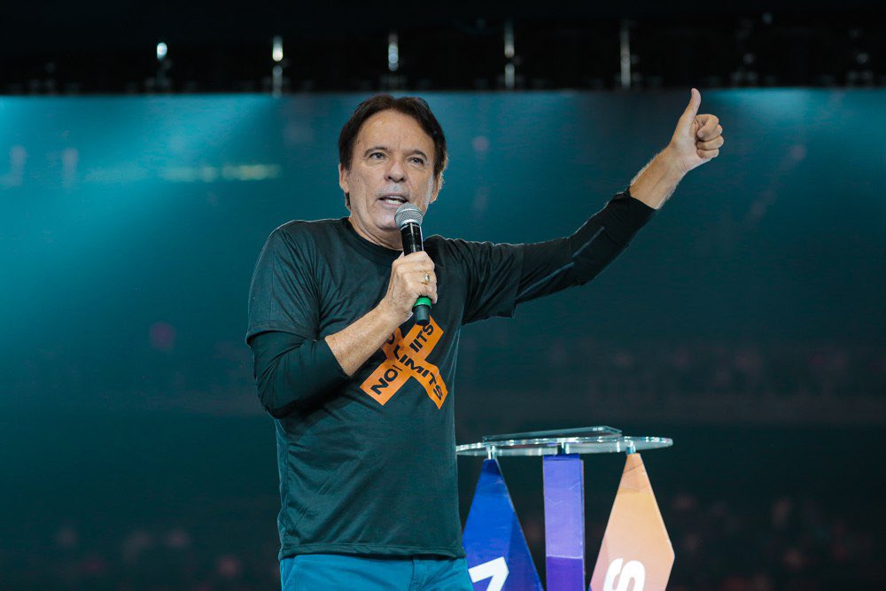 BispoRodovalho's tweet photo. Nesse primeiro dia de #arenaconference teremos várias atrações e palavras poderosas. 

E quero te dizer que os ruídos que provocam em você desejos são perigosos, sabia? 

Não seja influenciado pelo fruto do mal combinado, jovem?! Alcance a sabedoria, ela é a árvore da vida! https://t.co/6agvDKClG8