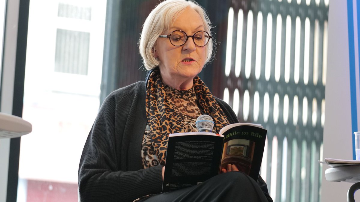 Culturlann's tweet photo. @CaoimheChats i gcomhrá le beirt bean laoch na litríochta @celiadefreine &amp; Máire Dinny Wren 
#féilefocal #changingthemessage #athrúteachtaireachta 
@poetryjukebox https://t.co/kz0RGYkXVs