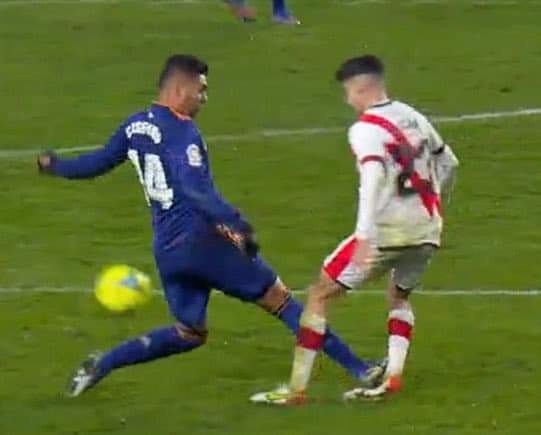 A algunos os sorprende que no hayan expulsado a Casemiro. A mi a estas alturas me sorprende que no hayan expulsado al jugador del Rayo.