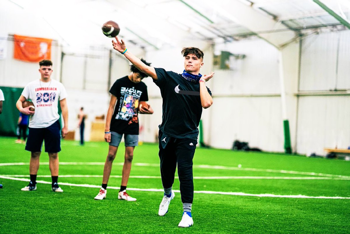 ClubHbhf's tweet image. Let it fly! 🦅 

#HandleBizHaveFunClub