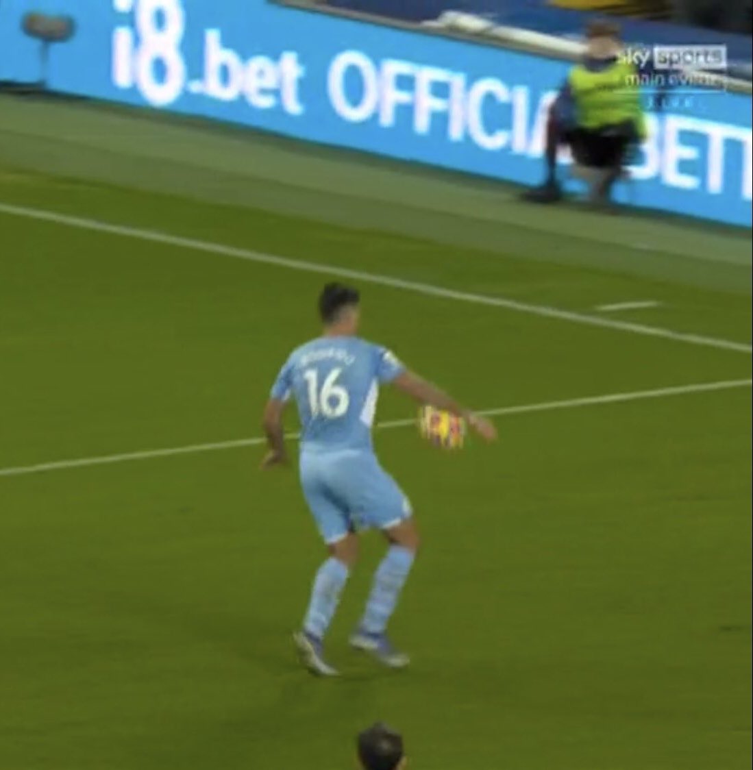 SamueILFC's tweet photo. No penalty.                               Penalty.

Ladies and gentlemen, the most corrupt league in the world. https://t.co/fS5m2jhKex