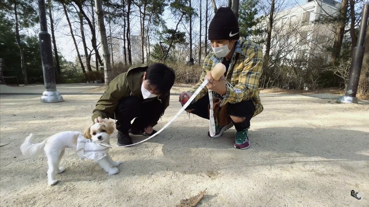 oshcuddles's tweet photo. CHANYEOL AND KYUNGSOO WALKED ZZAR TOGETHER VLOG!!!! 😭 https://t.co/JSMb3A0QxK