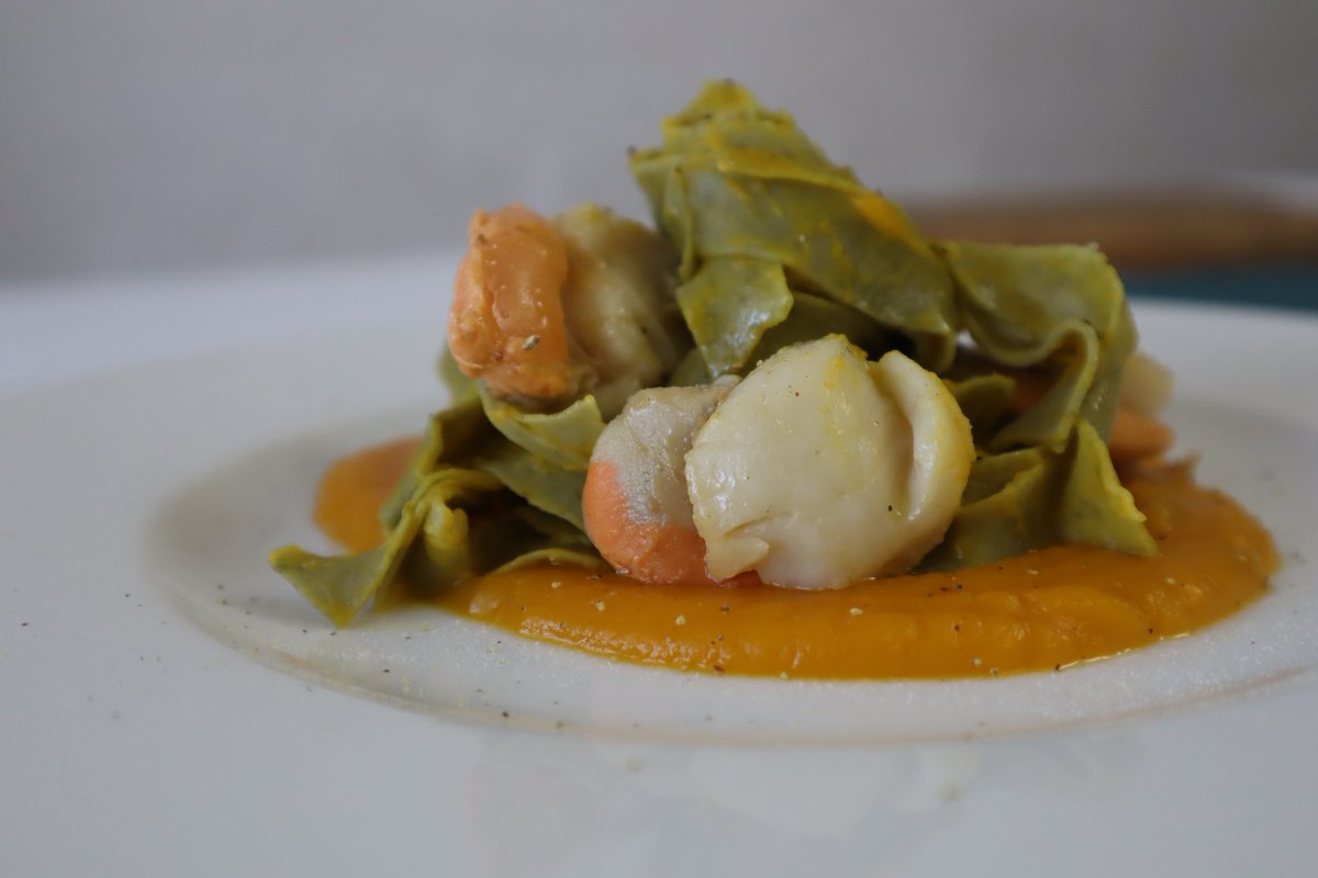 dianabuso's tweet photo. Che soddisfazione! Ho impastato con #bimbytm6 le tagliatelle verdi con cavolo nero, mentre stendo le sfoglie nel Bimby cuoce la crema di zucca, l'acqua bolle, butto la pasta e nel Bimby insaporisco le capesante. Il mio piatto gourmet 😋
#BimbyCommunityStar
#cucinoconbimby https://t.co/NCuod2DSEq