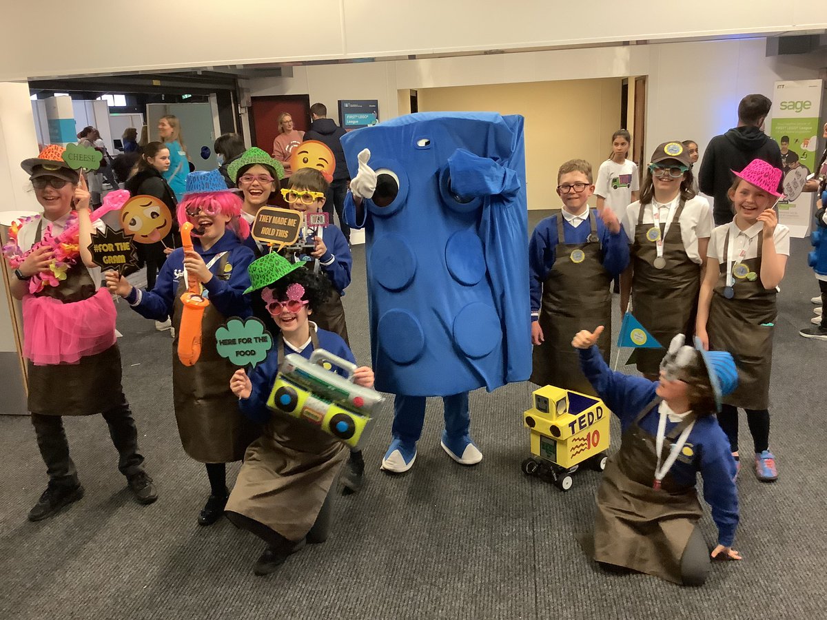 CPSLegoRobotics's tweet image. The rogue intruder was bricking it when mobbed by the Cullercoders😂😂👍🏻🤓 @FLLUK #CargoConnect
