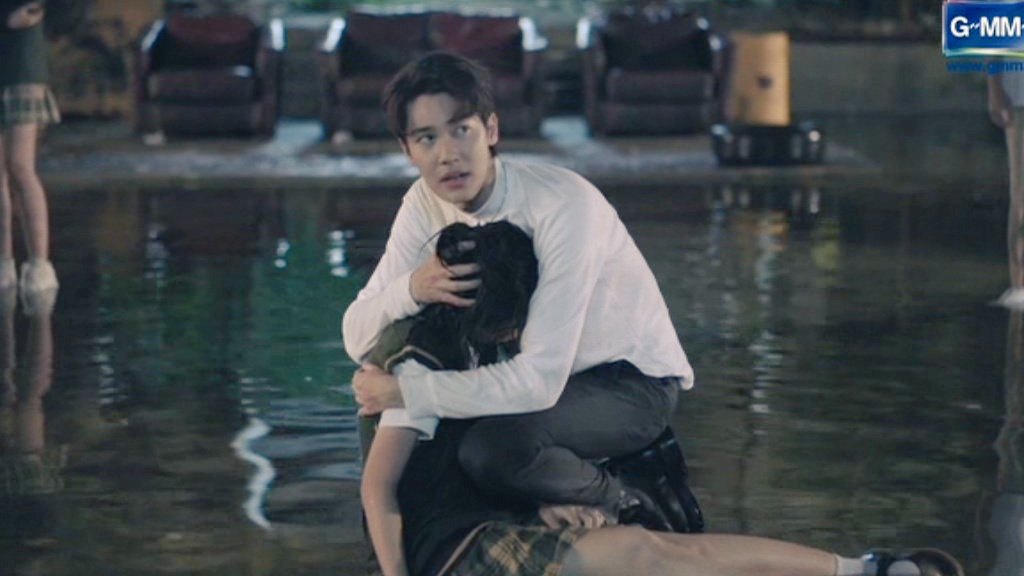 วีคนี้ ขอชมน้องดิว ค่ะสายตา น้อง ถ่ายทอดอารมณ์โกรธ มาจากสายตา ท่าทาง แบบไม่พูดเลยอะ หูยย คือเล่นยากนะ หน้าดึงตลอดเวลา ครุ่นคิดตลอดจะช่วยกอหญ้ายังงัย สุดจิงๆ จากผลงานเรื่องแรก ดิวถือว่าสุดยอด และสุดพลัง คนอื่น คือฝีมืออย่างเทพอะ 
#F4ThailandEP10