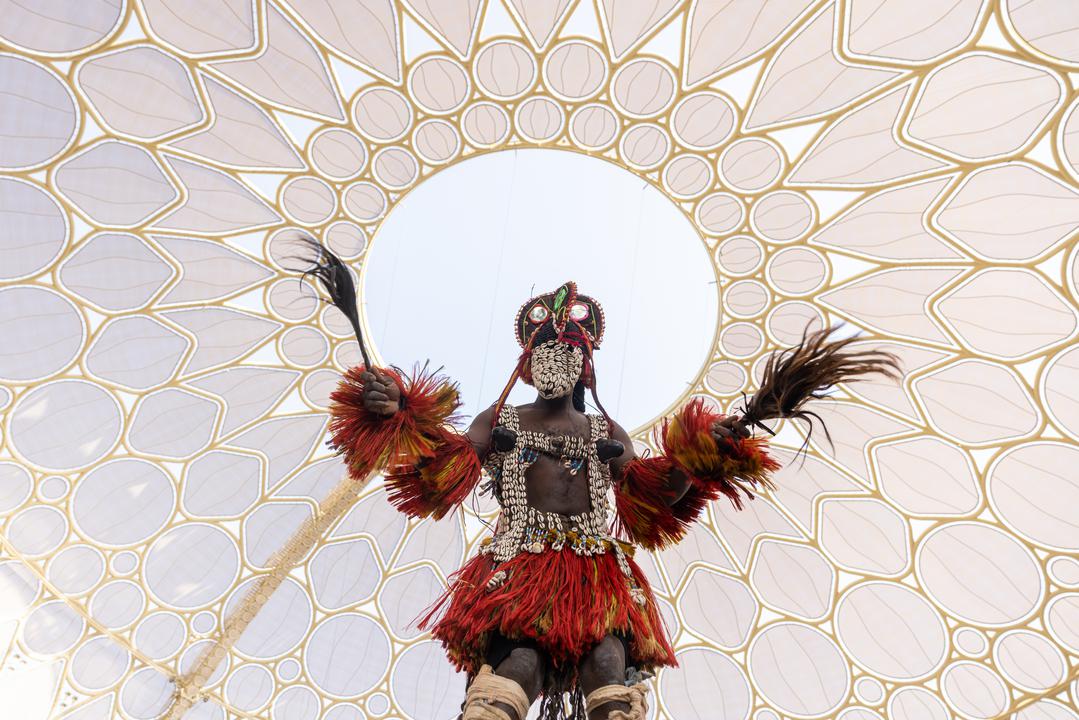 MLI_Expo2020's tweet photo. A la journée du Mali à Exp2020dubai les dogon ont fait sortir leurs masques pour un magnifique défilé. La culture du #Mali qui gagne à @expo2020dubai. https://t.co/OhY1CDibAn