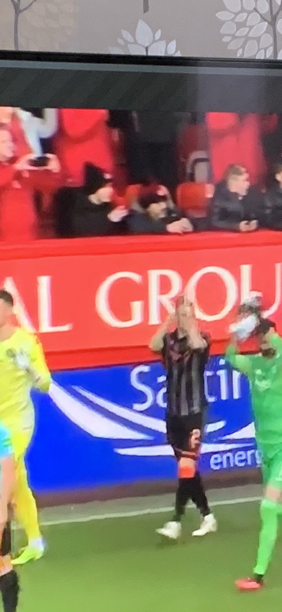 And they’re back in oor seats, my seat empty red tv for me 😞 COYR!!!