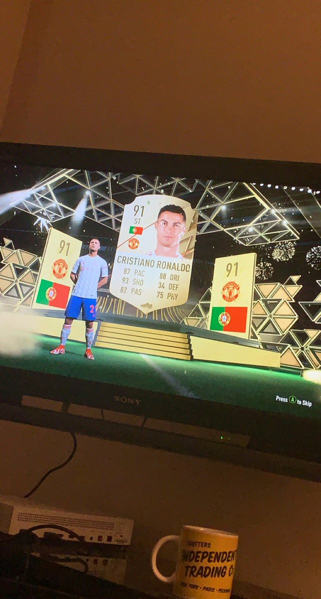 GeorgeWeaver20's tweet photo. @mike22222222223 @EASPORTSFIFA @MattHDGamer @Castro1021 @FUTWIZ @FUTMentor It’s not Ronaldo out first. https://t.co/pbGdRGc2ol