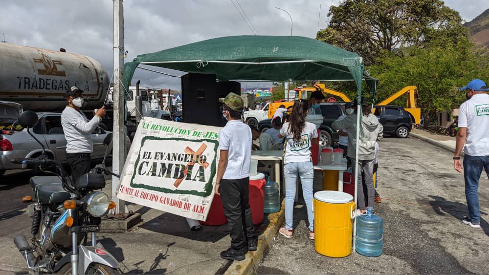 ElEvangelioC's tweet photo. Hasta el Último Hombre es nuestro lema en este #EvangelismoDeCarnaval 2022. Estamos en el peaje “La Entrada” en el estado #Carabobo, orando por las personas y bendiciéndoles 🙏🏻❤️ https://t.co/6FCAsaR7C3