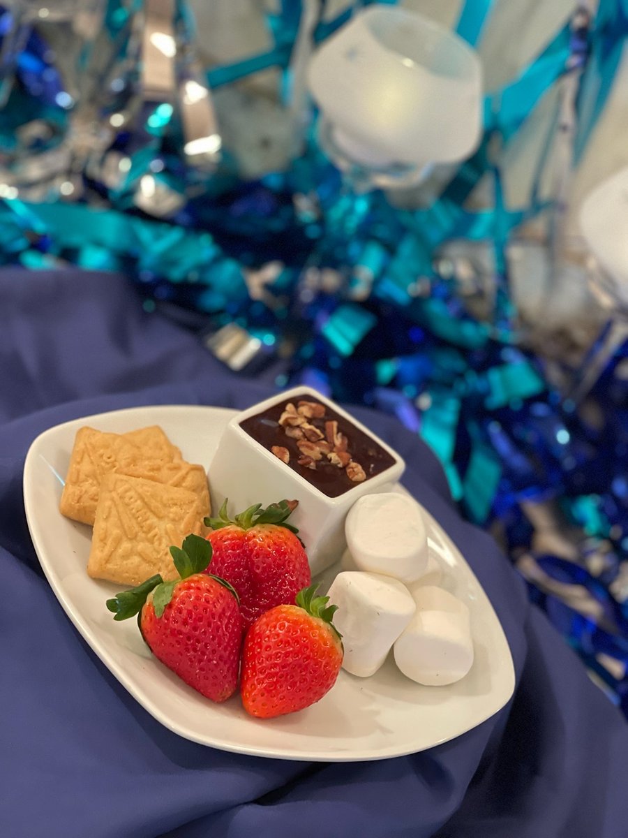 WoodBridgeHC's tweet photo. After a morning of snowball fights we were ready for the sweet snack prepared my Chef Mike and his team. @Dpatrevito @ClareTravis18 #trilogyliving #snowflakeball https://t.co/gCUWZkRfGk