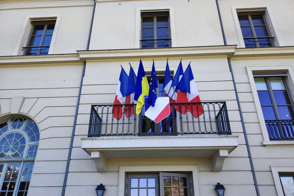 #SaintGermainenLaye aux couleurs de l’Ukraine. 

Ces couleurs sont le symbole de la liberté aujourd’hui menacée, mais à laquelle nous ne pouvons ni ne devons renoncer 🇺🇦🇪🇺🇫🇷

#StandWithUkraine

1/2