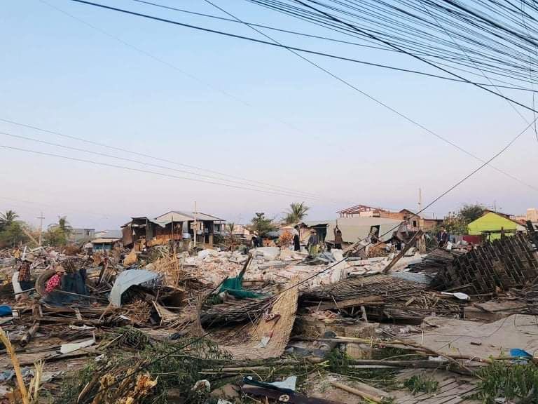 Haruonchill's tweet photo. Junta troops and municipal staffs BULLDOZED around 60 homes at YebawKwatThit ward in #Mandalay’s #Pyigyitagun town at 10am on Feb26 under pretext of getting in the way of tower cables. Some were demolished without being given enough to take belongings.
#WhatsHappeningInMyanmar https://t.co/RBO8UfmXY9