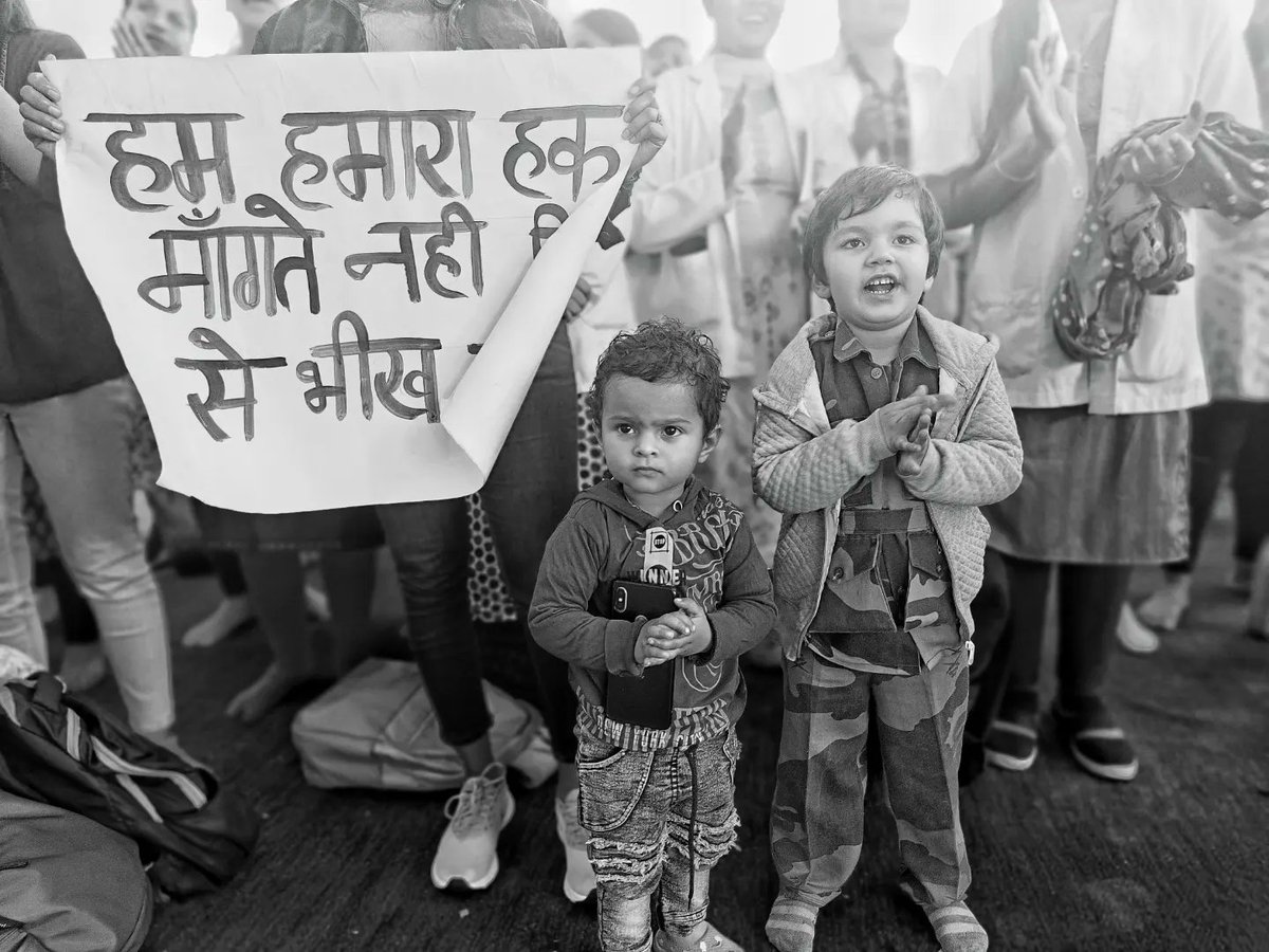tarun_kiri_'s tweet photo. The children's are here came in protest for rights of their parents, for their rights, every PG scholer of DSRRAU jodhpur demands for applying 7th CPC commission on their salary
.
@ashokgehlot51 
@RajCMO 
@PMOIndia 
@ayur_vaidhya
@drsubhashg 
@PMOIndia https://t.co/S3foyc3i3L