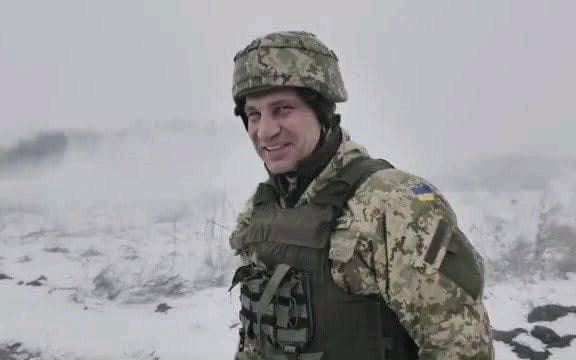 perdisentfromru's tweet photo. Мэр Киева - боксёр Владимир Кличко (над которым вы любите так издеваться) вышел на войну с оккупантами. 

Где там оленевод Собянин? На передовой? Не? https://t.co/JEqYKiKYhX