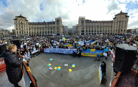 München: Solidaritätsbekundung für die #Ukraine 🙏 Solidarität ist grenzenübergreifend. ❤️🍀