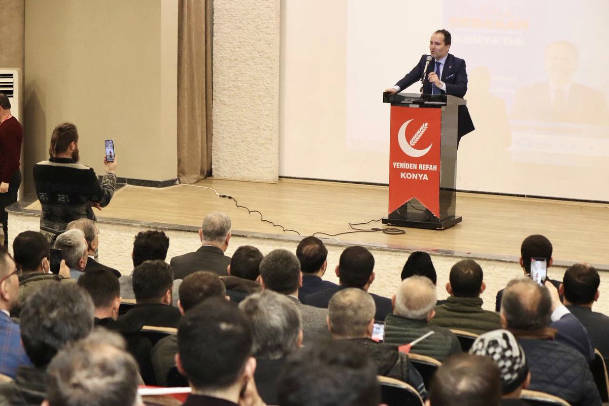 rprefahpartisi's tweet photo. Konya’da bir çok siyasi partiden istifa ederek partimize geçen yüzlerce vatandaşımıza rozetlerini Genel Başkanımız Dr. Fatih Erbakan taktı. https://t.co/IT4xcAT2v7