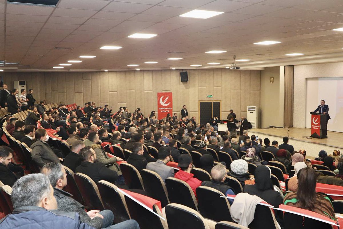 rprefahpartisi's tweet photo. Konya’da bir çok siyasi partiden istifa ederek partimize geçen yüzlerce vatandaşımıza rozetlerini Genel Başkanımız Dr. Fatih Erbakan taktı. https://t.co/IT4xcAT2v7