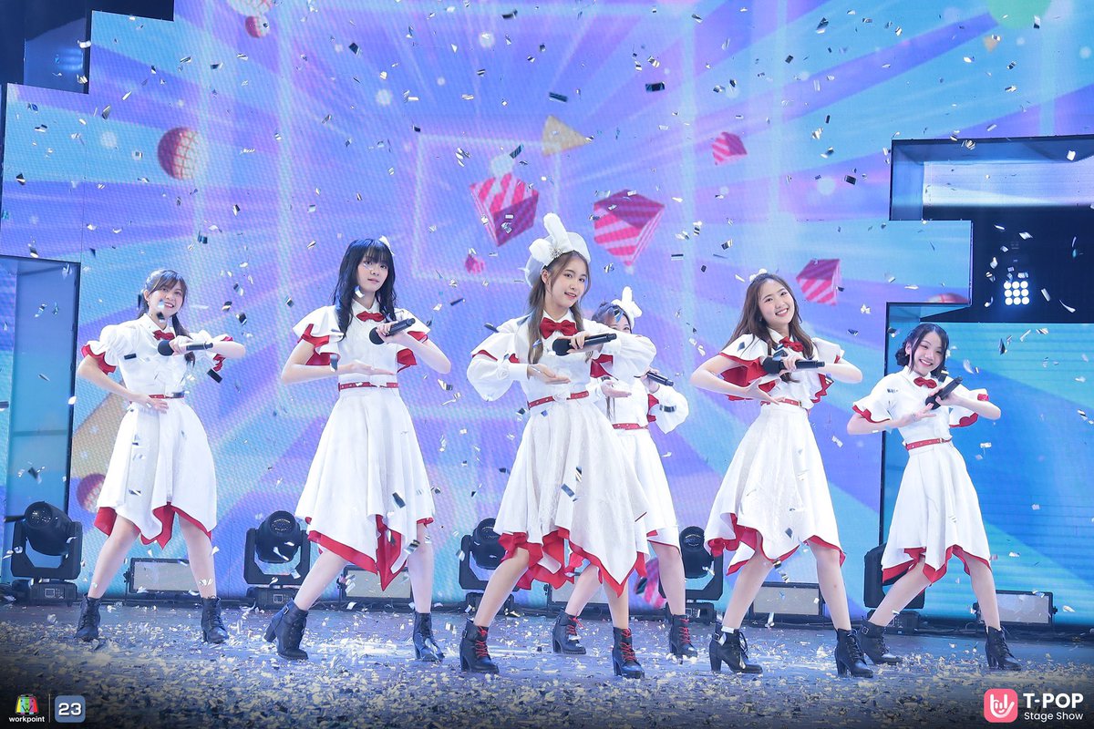 PonyW11's tweet photo. “คุ้กกี้เสี่ยงทาย”คือเพลงแรกที่โมเน่ต์หัดเต้นเมื่อ 4 ปีก่อน(9ขวบ) และวันนี้น้องได้มาอยู่วง BNK48 เต้นเพลงนี้ออกทีวี ขนลุกเลย 🐰 #MonetBNK48 #TPOPStagexBNK483rdGen https://t.co/qOGvAHX59Y
