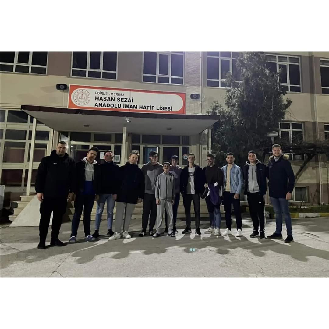 _disiliskiler's tweet photo. Gönül Elçilerimiz Edirne Hasan Sezai Anadolu İmam Hatip Lisesi'nde

Üniversitemizde okuyan Batı Trakyalı Öğrenciler  Birliği üyesi öğrencilerimizin son durağı Yunanistan uyruklu öğrencilerin yoğun olduğu Edirne Hasan Sezai Anadolu İmam Hatip Lisesi oldu. https://t.co/SsQmyyfy6g