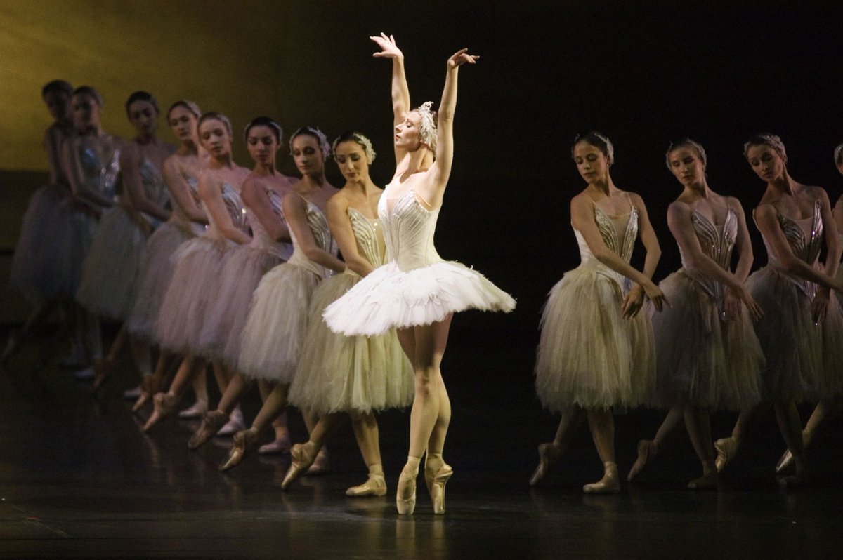 staatsballett's tweet photo. 🎉 Tonight is our 100th performance of Ray Barra’s SWAN LAKE! It premiered in Munich in 1995 and since then many fantastic dancers have interpreted the iconic ballet on our stage. In tonight's cast António Casalinho debuts as Benno.
📷 Lisa-Maree Cullum as Odette, 2006 https://t.co/FsjNlB0hr9