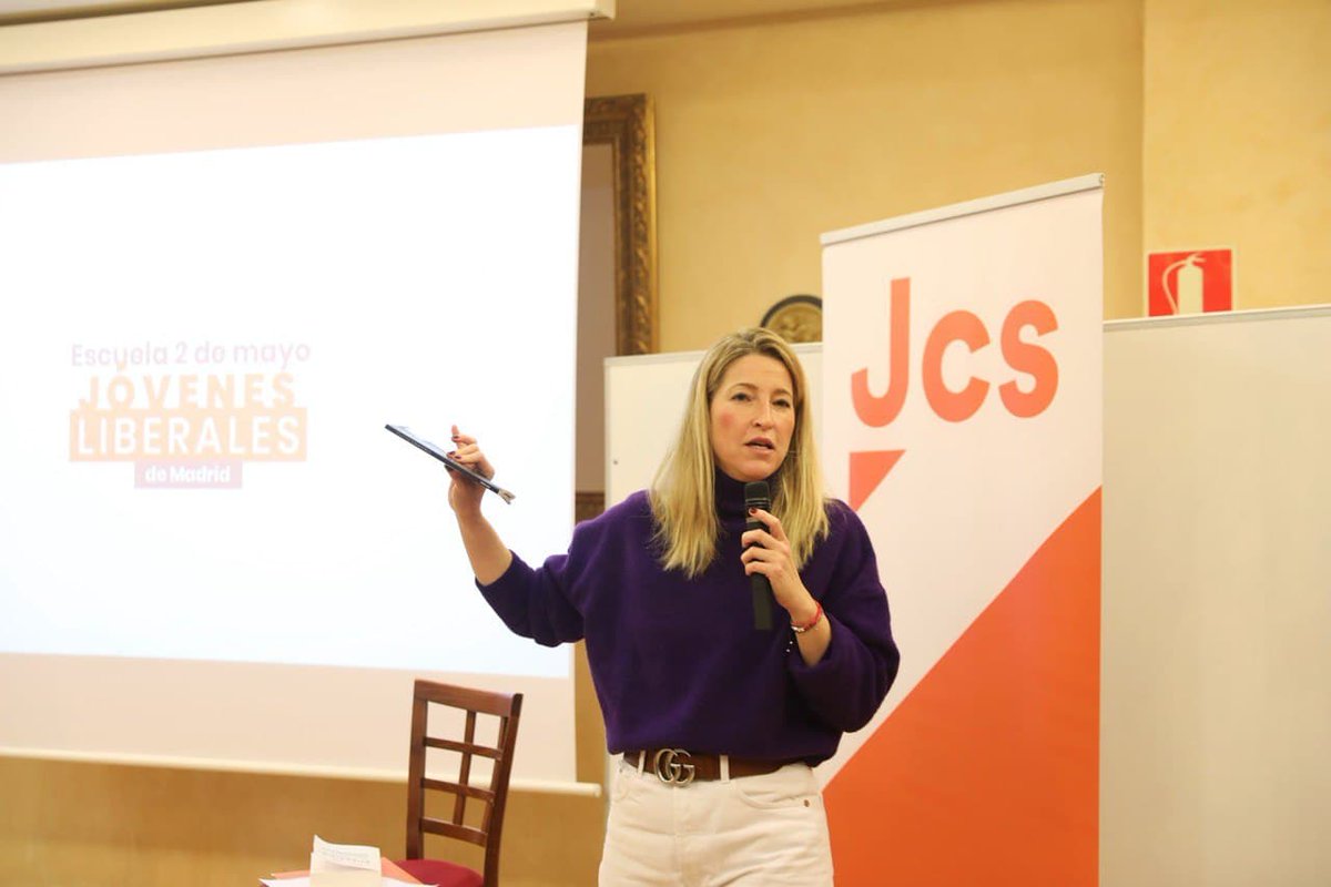 CiudadanosCs's tweet photo. 🍊 Esta mañana @mariadelamiel ha participado en la #EscuelaLiberal2DeMayo de @jovenesCs para hablar sobre criptoactivos.
#CryptoCs #BlockChainCs https://t.co/y2AE1Zldv9