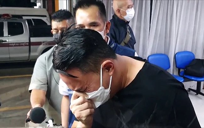 ศาลจังหวัดนนทบุรีออกหมายจับ "ตนุภัทร" หรือ #ไฮโซปอ และ "เบิร์ต" คนขับเรือสปีดโบ๊ต ข้อหากระทำโดยประมาท เป็นเหตุให้ผู้อื่นถึงแก่ความตาย กรณี "แตงโม นิดา" ตกน้ำเสียชีวิต ล่าสุดไหวตัวทัน ทั้งคู่เดินทางเข้ามอบตัวพร้อมทนายความ ยื่นหลักทรัพย์ประกันตัว

 #เเตงโม #แตงโมนิดา