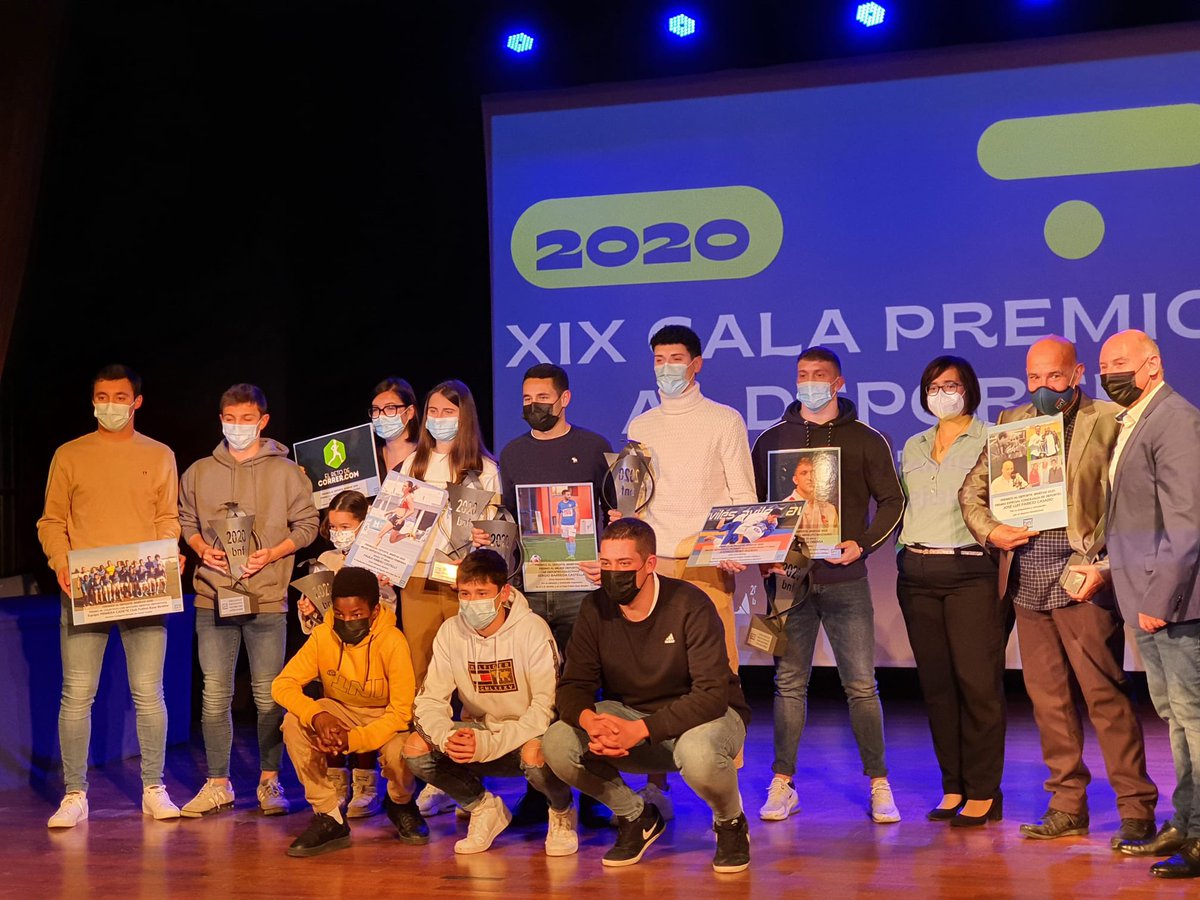 futbolbasebinef's tweet photo. Queremos mandar la enhorabuena desde aquí a los jugadores y cuerpo técnico que en la tarde de ayer recibían el distintivo al colectivo con mayores éxitos deportivos durante el año 2020 en la localidad binefarense, https://t.co/3qZOuZVeSr