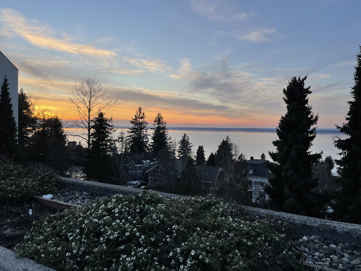 clh731's tweet photo. Gave an actual in person seminar at Western Washington University. Thanks to my hosts for being responsive regarding masking and meals. This extrovert missed sharing science with people in the room. #SoManyGreatQuestions https://t.co/1A3JCkwnA0
