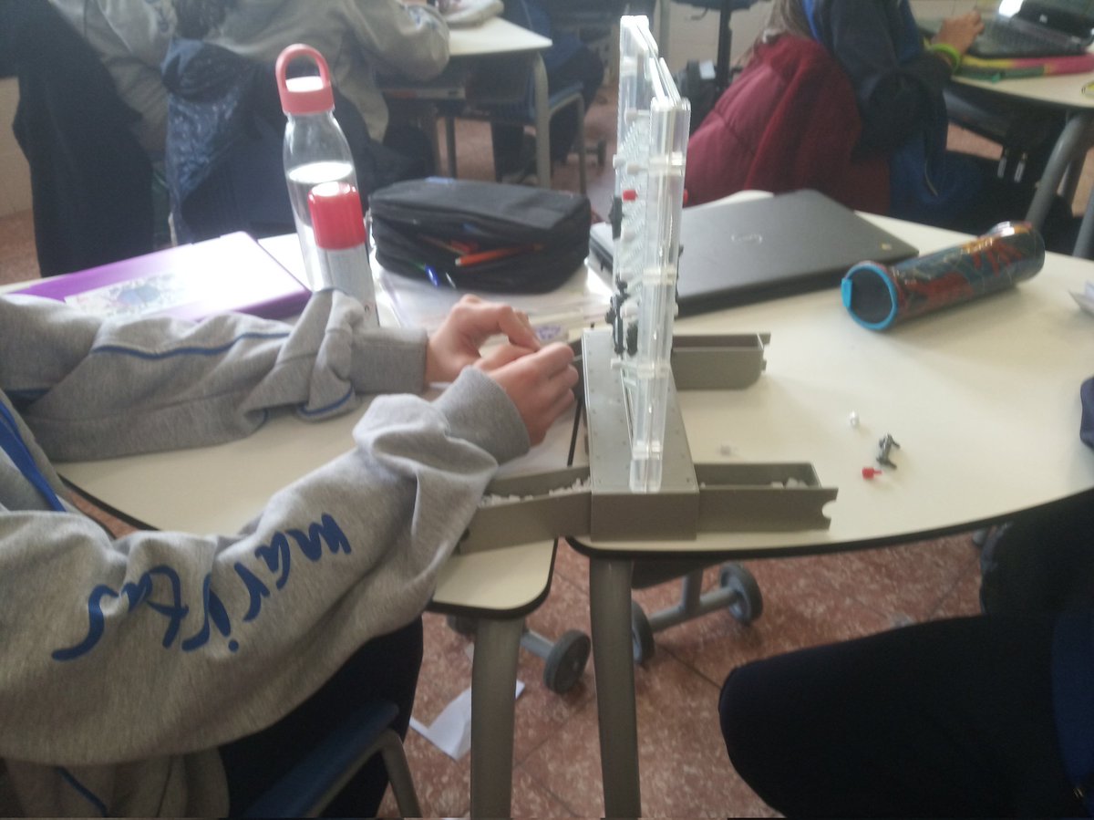MarSa3Pri's tweet photo. Todos los alumnos de quinto han tenido la oportunidad de practicar las coordenadas en el eje cartesiano jugando a hundir barcos. Una jornada divertida que tardarán en olvidar. #IApprendo @MarSa5Primaria @MSalCha https://t.co/F0uRJOFgSK