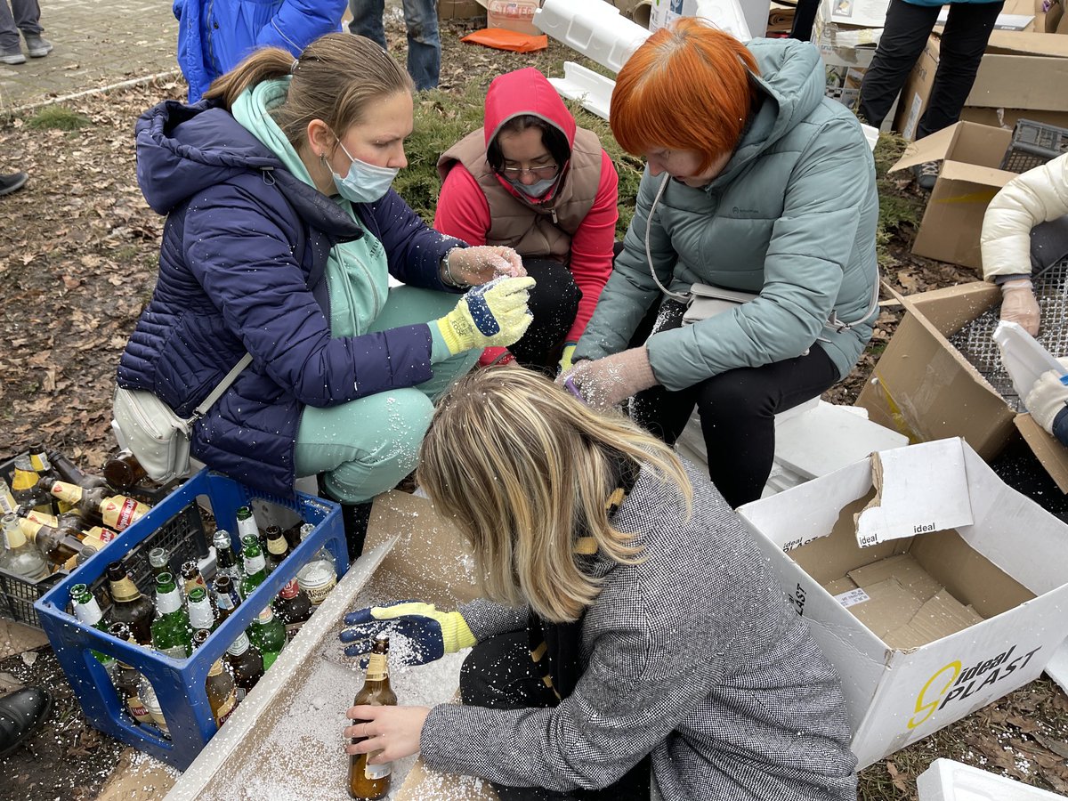 In #Dnipro crowds of women spent Saturday making Molotov cocktails. Teachers, lawyers, housewives, all crouched on the grass, filling bottles. They told me they try not to think about what they’re doing. They didn’t choose this. But they have to be ready to defend their city