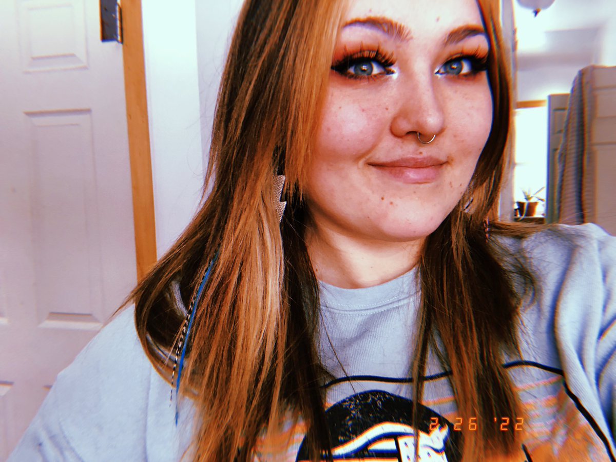 Can we use this opportunity to post selfie’s of the dog parents behind the accounts? I want to know what y’all look like and your names! I’ll start, hey i’m Patience✌🏻#twitterdogcommunity #selfie #dogmom