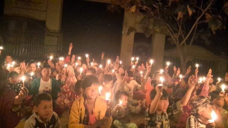 Khithitofficial's tweet photo. ဒီပဲယင်းတွင် အကြမ်းဖက် စစ်အာဏာရှင် တော်လှန်ရေး ညသပိတ်ပြုလုပ်

ရန်ကုန်၊ ဖေဖော်ဝါရီ ၂၆

ဒီပဲယင်းတွင် ဒေသခံပြည်သူများ ဦးဆောင်ကာ ယနေ့ ဖေဖော်ဝါရီလ ၂၆ ရက်နေ့တွင် အကြမ်းဖက် စစ်အာဏာရှင် ဆန့်ကျင်ရေး ညသပိတ် ပြုလုပ်ခဲ့ကြောင်း သိရသည်။ https://t.co/59jPS2KBL3