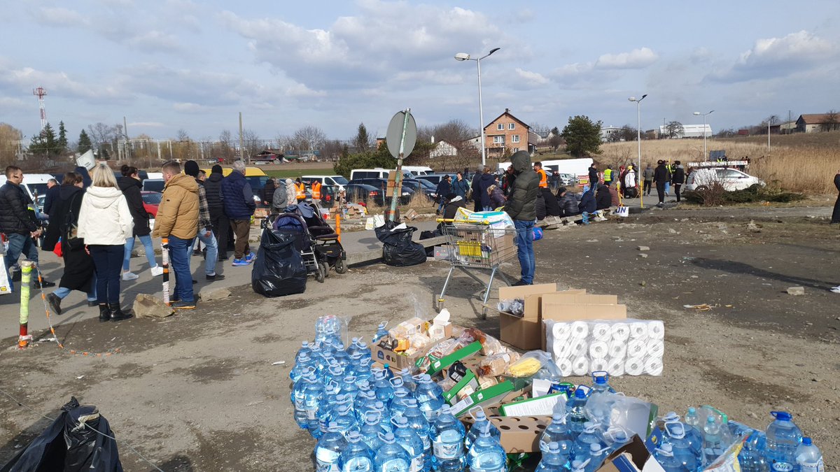 marinebss's tweet photo. A #Medyka entre la Pologne et l'Ukraine, des familles qui tombent dans les bras de leurs proches polonais, des bénévoles qui s'agitent pour conduire les réfugiés aux 4 coins du pays et des hommes qui veulent rejoindre Kiev et les rangs de l'armée ukrainienne. Bientôt dans @lesoir https://t.co/zpYsUPRFAW