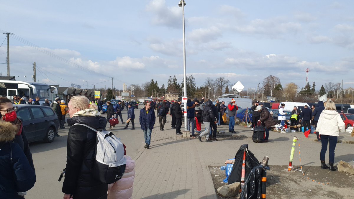 marinebss's tweet photo. A #Medyka entre la Pologne et l'Ukraine, des familles qui tombent dans les bras de leurs proches polonais, des bénévoles qui s'agitent pour conduire les réfugiés aux 4 coins du pays et des hommes qui veulent rejoindre Kiev et les rangs de l'armée ukrainienne. Bientôt dans @lesoir https://t.co/zpYsUPRFAW