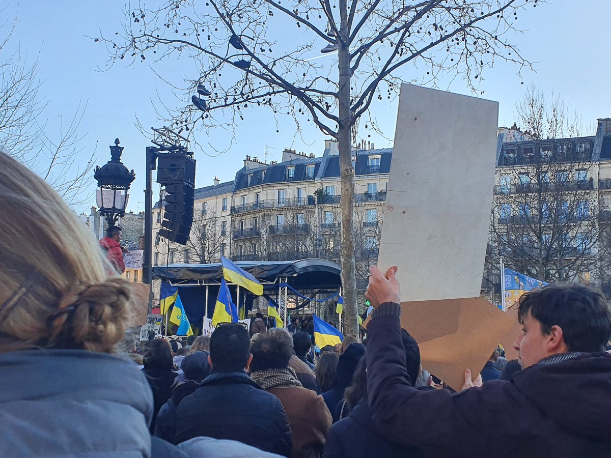 Clem_Autain's tweet photo. Solidarité avec le peuple ukrainien ! Place de la République, notre soutien ému et déterminé. Pour la paix. https://t.co/9BjCZwNWoy