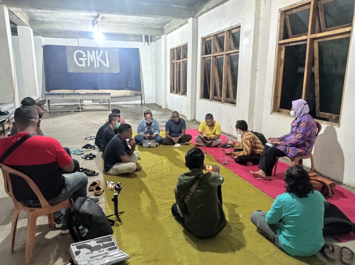 christo_kolimo's tweet photo. Aliansi bersama @KomnasPerempuan diwakili 2 org Komisioner terkait kasus Pembunuhan Ibu &amp; Anak diKupang. Semoga @poldantt dpt membalas surat klasifikasi yg dimasukan. Kejanggalan yg trjadi membuat kami semakin yakin ada yg tdk beres dgn kasus ini.  Napas Panjang Perjuangan. https://t.co/8prWmLFPDi