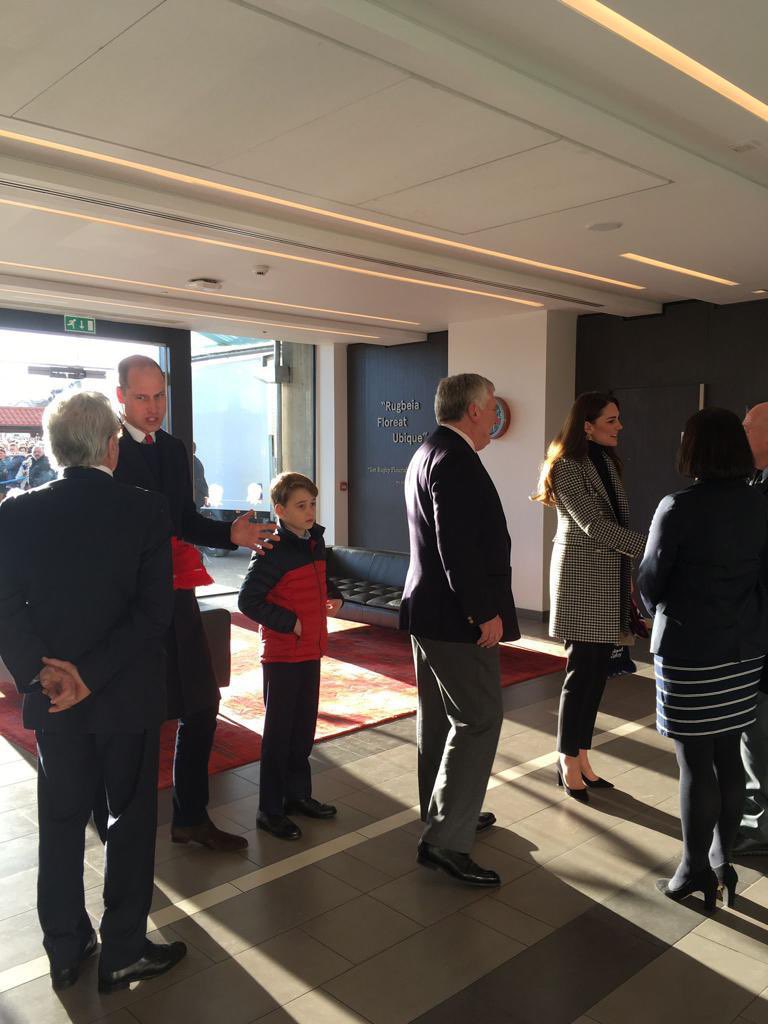 I’m surprised of how much Prince George looks like Prince William here! 😳😳