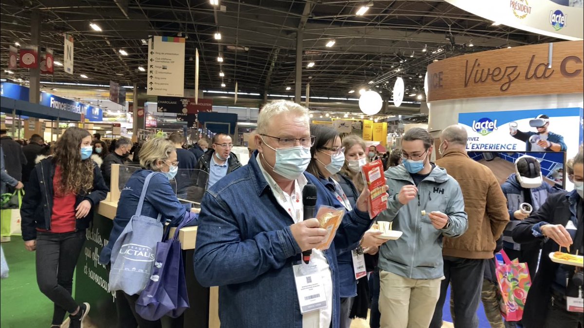 groupe_lactalis's tweet photo. Gérald, directeur de la fromagerie de Bouvron, est venu parler Emmental et Mimolette. 
Bien que fabriqués avec le même lait 🥛, ces deux fromages à pâte pressée 🧀 ont des goûts très différents ! 
#SIA2022 #SIAdesretrouvailles https://t.co/kbmjdcO8pr