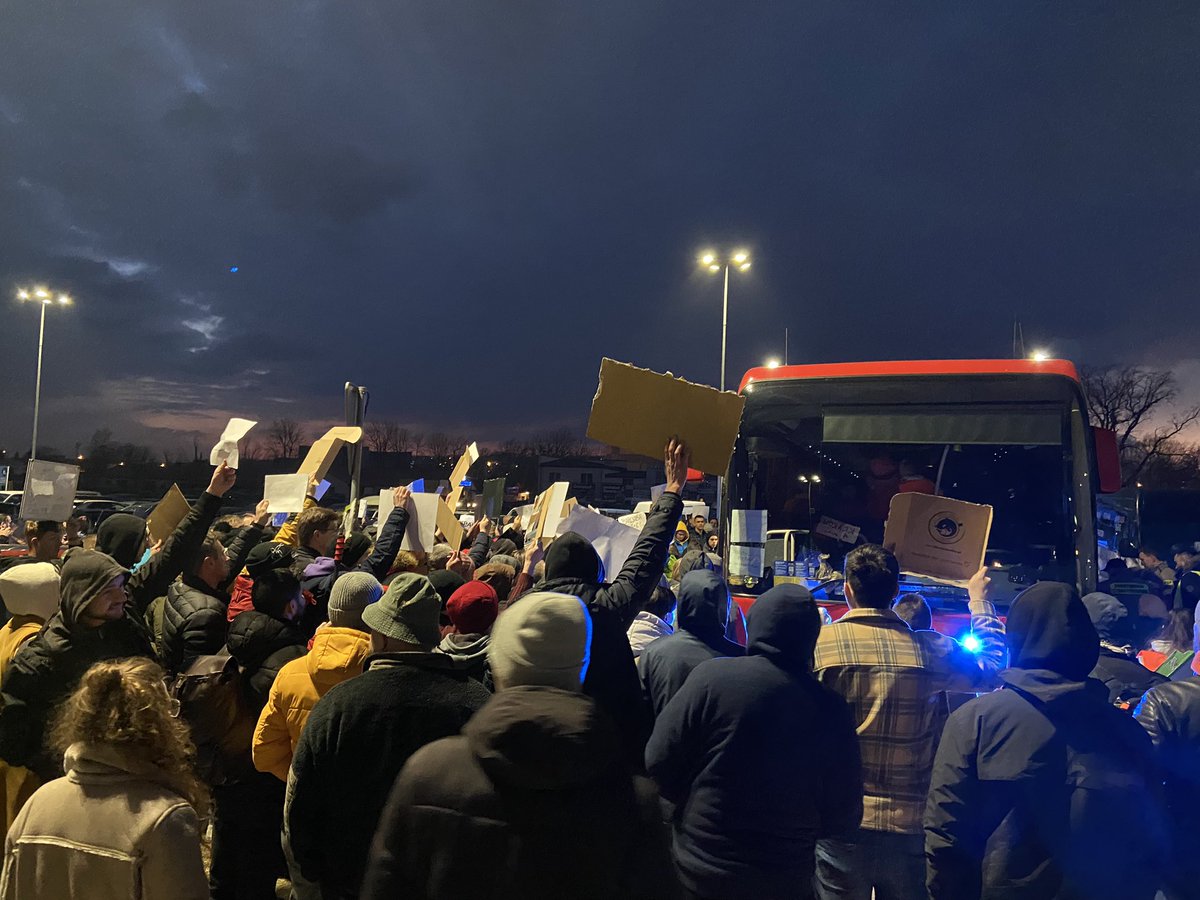 Echt, Polen ❤️ Ik dacht dat dit een betoging voor- of tegen iets was. Nee, de mensen met bordjes bieden vervoer en slaapplaatsen aan.