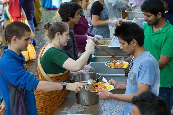 News Arena India (@newsarenaindia) on Twitter photo 54 ISKCON temples in Ukraine are providing meals to needy people. 54 ISKCON temples in Ukraine are providing meals to needy people.