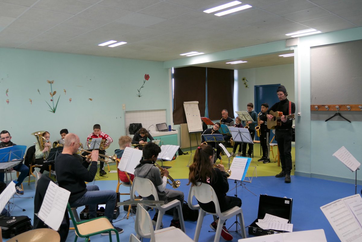 Cm1Cm2L's tweet photo. Les répétitions vous s'enchaîner avec les musiciens du groupe "Combattants". Nos élèves progressent grâce aux confrontations avec des musiciens professionnels pour aboutir à une deux représentations publiques sur la scène exceptionnelle de la Nouvelle Vague le 12 et 13 mai 2022 https://t.co/c7QPzvYHCz