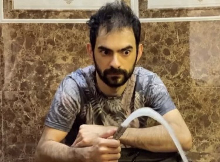 2noqte's tweet photo. @Mr_Robot_gsm من برم دسشویی گوشی نبرم دوباره برمیگردم گوشی برمیدارم بعد میرم یه ساعت میشینم https://t.co/4rUUyO2Q2X