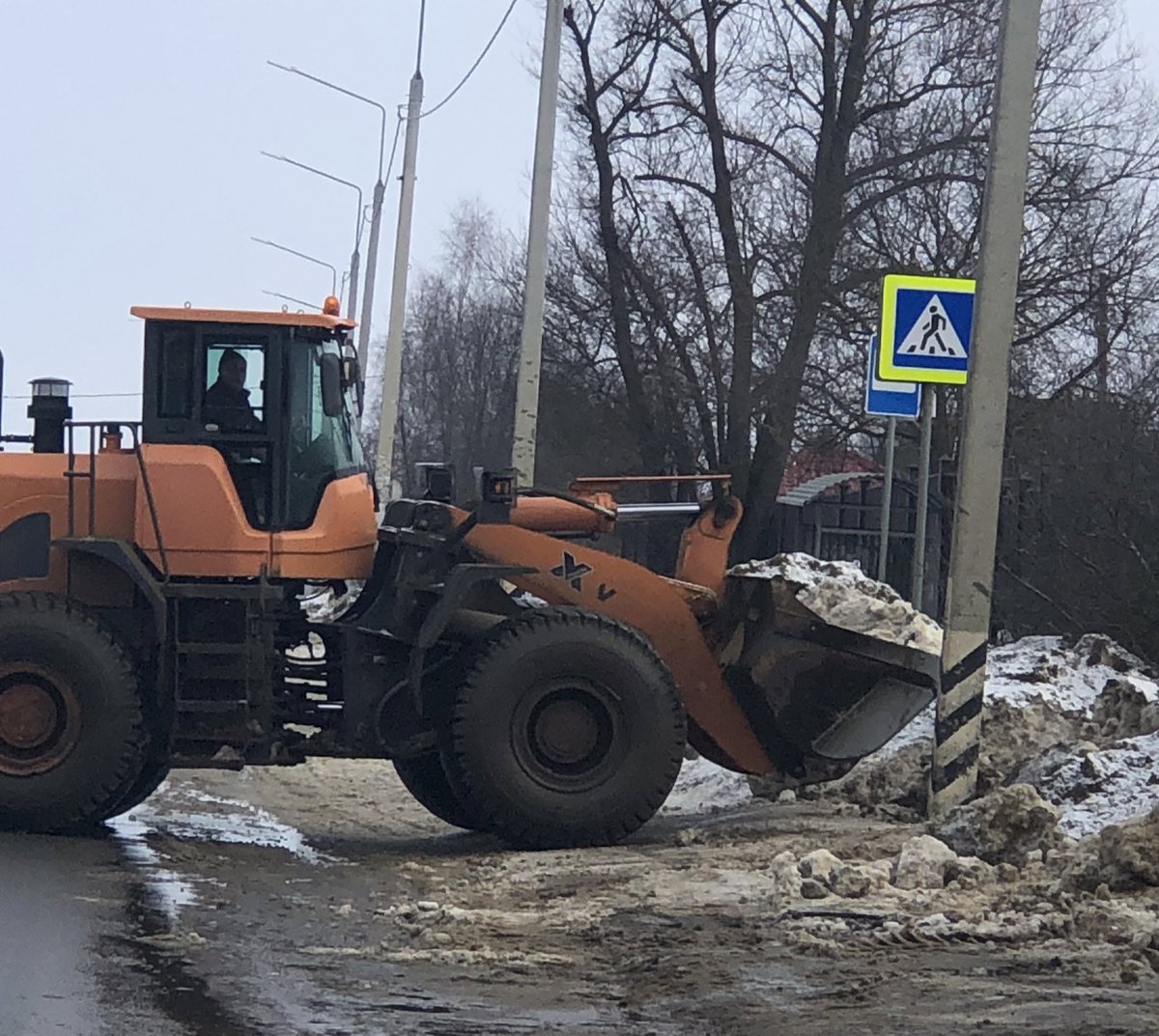 Medvenskoe's tweet photo. @Tularegion71 @TU_Proletarsky  механизированная расчистка от снега обочин дороги вдоль федеральной трассы Калуга - Тула - Михайлов - Рязань https://t.co/4LtTTXk1QH