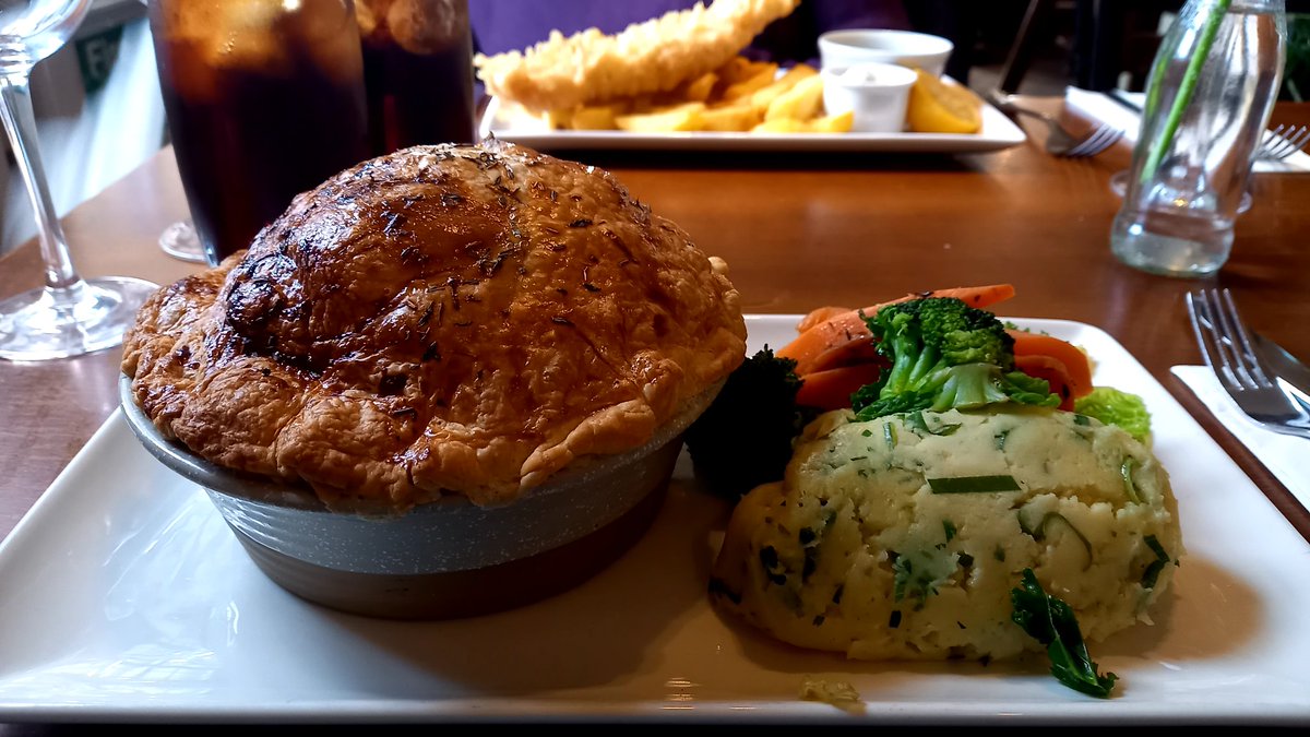 In Sheffield for the day and went to a place called @AdmiralrodneyS great staff and amazing food. This pie was huge and was the best I've ever tasted. @mrdanwalker your neck of the woods is a great place to visit. #Sheffield #Yorkshire #bestpieever