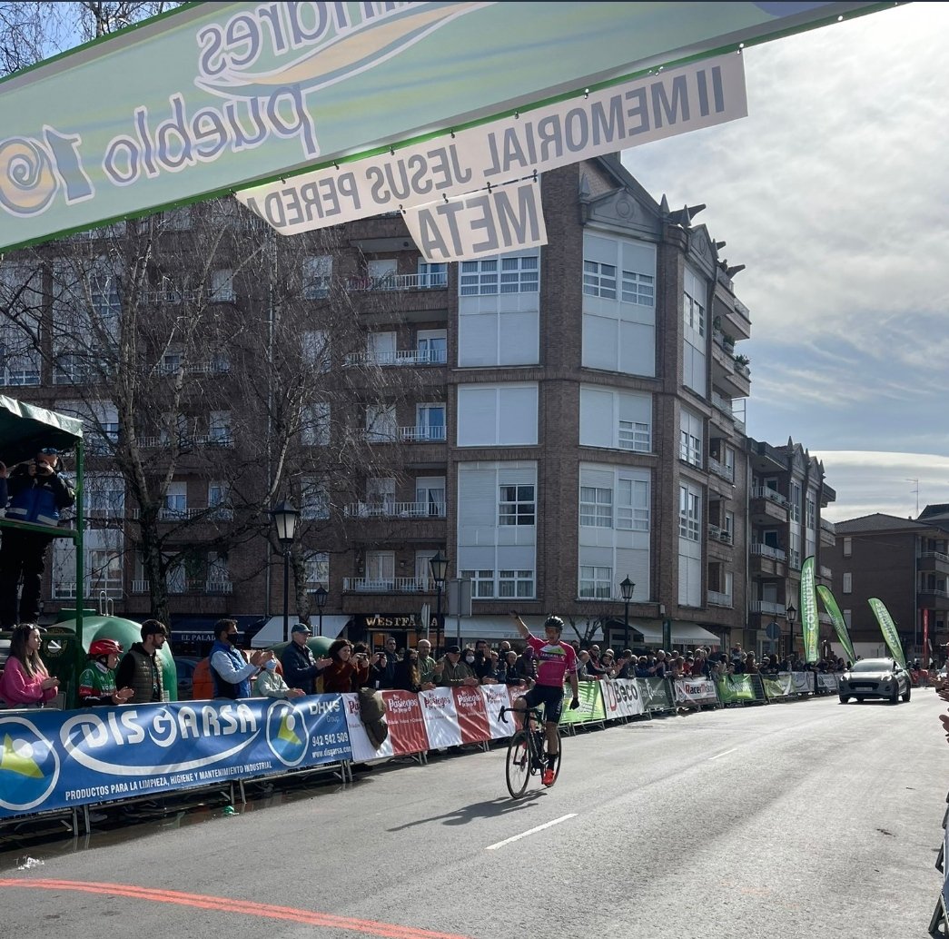 Xabier Berasategui, encabeza el triplete del Laboral Kutxa en #Colindres #MemorialPereda. 

2️⃣ Unai Zubeldia
3️⃣ Enekoitz Azparren

⛰ Asier Castilla / Laboral Kutxa
Ⓜ️ Xabier Berasategui / Laboral Kutxa
SE Unai Hierro / Laboral Kutxa
👨‍👦‍👦 Laboral Kutxa