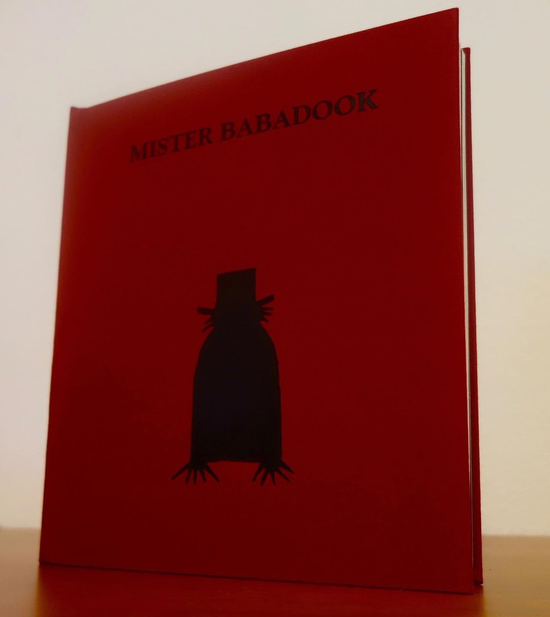 lonepineapparel's tweet photo. “You can't get rid of the Babadook”
🎬 The Babadook (2014) 

Photo by Sonse via @flickr

#babadook #thebabadook #misterbabadook #amelia #samuel #monsters #fear #book #nightmare #story #essiedavis #noahwiseman #danielhenshall #barbarawest #jenniferkent #2014 #10shorror https://t.co/l9EPk5uZT5