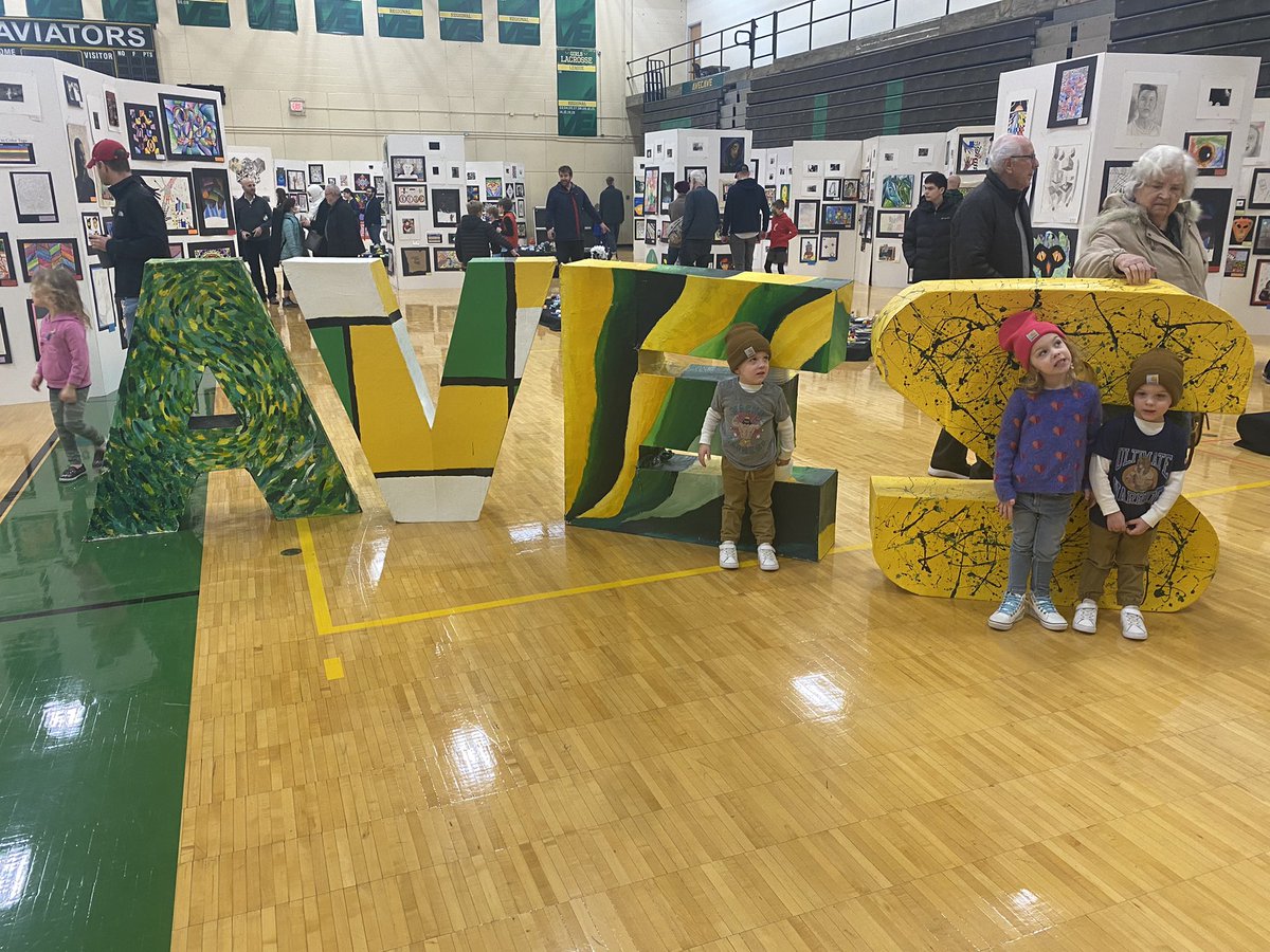 CoachBriBills's tweet photo. This @SycamoreSchools art show! Bravo to all the artists and teachers❤️🎨 https://t.co/PWHrP3h7AY