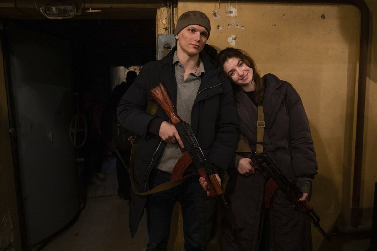Newly married couple Yarina Arieva and Svyatoslav Fursinb joined the ranks of Kyiv's territorial defence on Friday the day after they got married in Kyiv.

📸 AP Photo/Mikhail Palinchak
