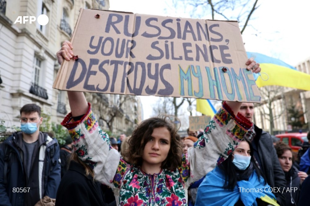 afpfr's tweet photo. [A LA UNE A 18H]
Les manifestations de solidarité avec l'#Ukraine contre l'invasion russe se multiplient à travers le monde, de l'Italie à la Géorgie en passant par l'Argentine #AFP 5/5 https://t.co/4YvX0GJaRl